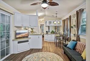 Smart TV - Boho Chic Retreat- Avon Park (Avon Park)