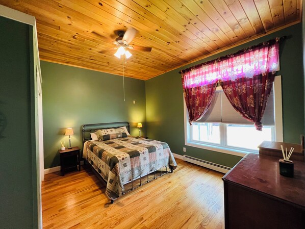 3 bedrooms, desk, iron/ironing board, free WiFi