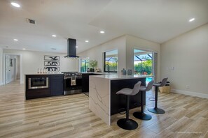 Refrigerador, microondas, horno y parrilla de estufa 