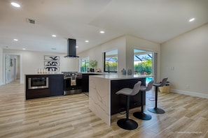 Refrigerador, microondas, horno y parrilla de estufa