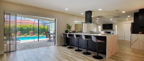 Frigorífico, microondas, horno y placa de cocina