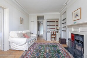 Offices - Timeless Victorian 1BD Flat | Fulham (London)