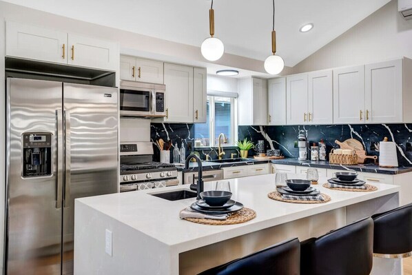 Geladeira, micro-ondas, fogão, cooktop