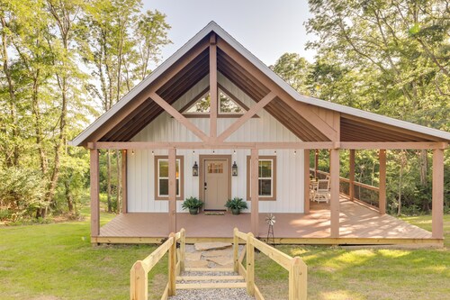 Serene Kentucky Cabin w/ Fireplace + Fire Pit!