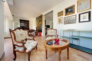 TV - Anita - Characteristic apartment for 4 with terrace close to the Coloseum (Roma)