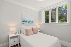 2 chambres, bureau, fer et planche à repasser, lit de bébé portatif