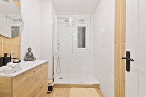 Douche, sèche-cheveux, serviettes fournies, savon