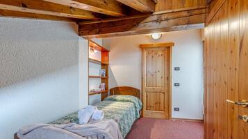 3 quartos, ferros/tábuas de passar roupa, roupa de cama