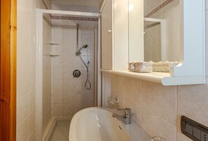 Baignoire, sèche-cheveux, bidet