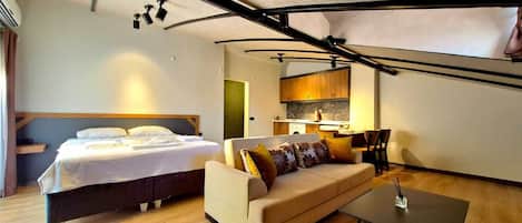 Design Studio Suite | 1 bedroom, soundproofing, iron/ironing board, free WiFi