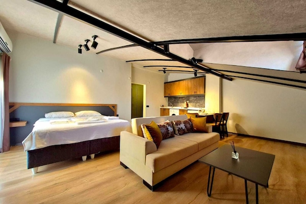 Design Studio Suite | 1 bedroom, soundproofing, iron/ironing board, free WiFi