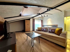 Design Studio Suite | Ruang tamu | 31 inci televisyen dengan satelit 