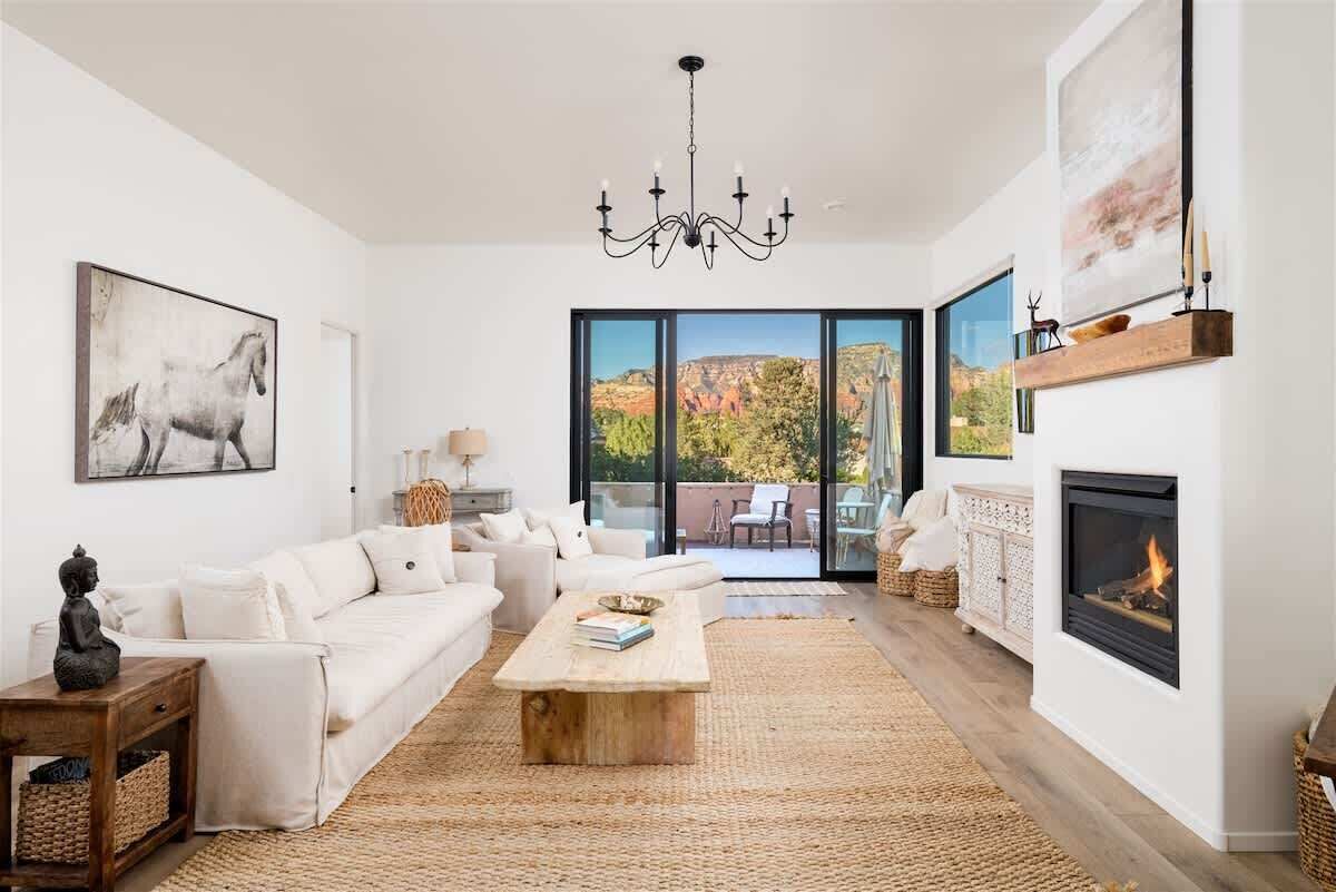 Smart TV, chimenea y oficina 