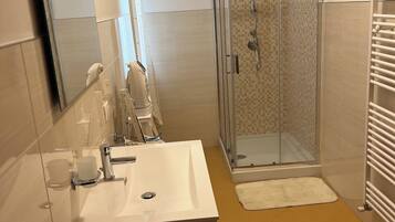 Doccia, asciugacapelli, bidet, asciugamani