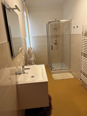 Doccia, asciugacapelli, bidet, asciugamani