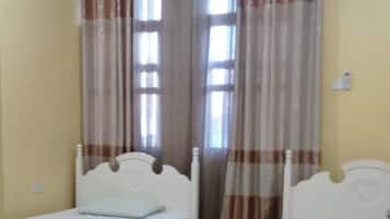2 habitaciones, tabla de planchar con plancha, wifi y ropa de cama