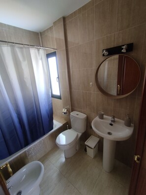 Shower, hair dryer, bathrobes, bidet - Casa Gara , Tranquilidad y Relax en Lanzarote, Cerca del Parque de Timanfaya (Yaiza)