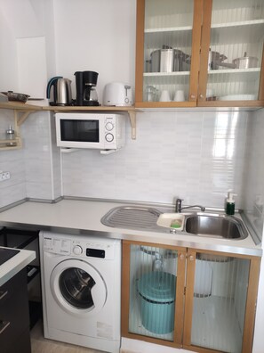 Réfrigérateur, micro-ondes, plaque de cuisson, cafetière/bouilloire