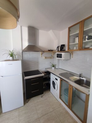 Kühlschrank, Mikrowelle, Herdplatte, Wasserkocher mit Kaffee-/Teezubehör