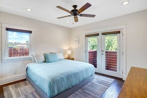 3 makuuhuonetta, työpöytä, silitysrauta/-lauta, vauvan matkasänky