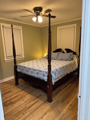 3 bedrooms, desk, iron/ironing board, free WiFi