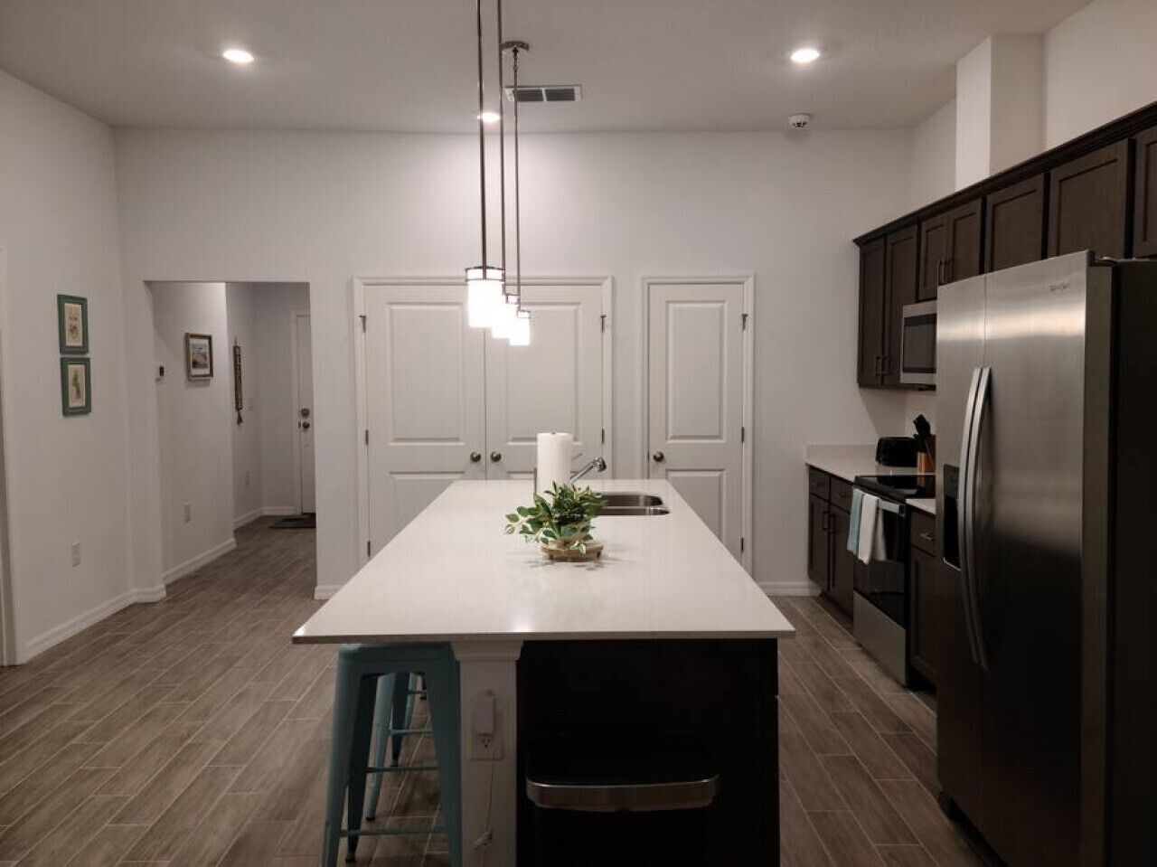 Kjøleskap, mikrobølgeovn, ovn og kokeplater