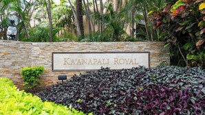 Eine Steinsäule mit dem Schild "Ka'anapali Royal", das den Namen des Hotels angibt.