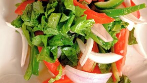 A close-up of a salad with various vegetables. - Villa des roses (Douala)
