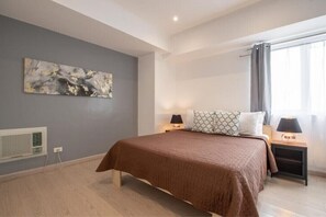 2 chambres, fer et planche à repasser, lit de bébé portatif