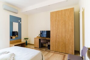 2 bedrooms, iron/ironing board, internet, bed sheets