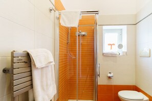 Shower, hair dryer, bidet, towels - In Rada Room Sirocco (Trani)