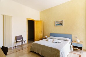 2 bedrooms, iron/ironing board, Internet, bed sheets - In Rada Room Sirocco (Trani)