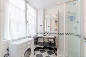 Douche, sĂšche-cheveux, bidet, serviettes fournies