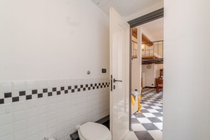 Een douche, een haardroger, een bidet, handdoeken