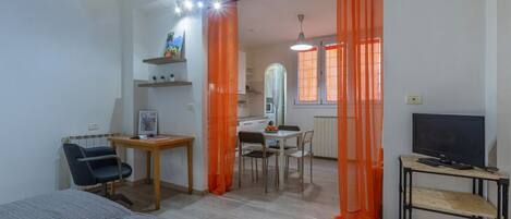 1 habitación, tabla de planchar con plancha, internet y ropa de cama