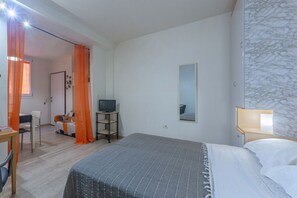 1 bedroom, iron/ironing board, internet, bed sheets