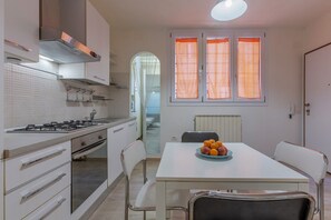 Réfrigérateur, four à micro-ondes, un four, surface de cuisson