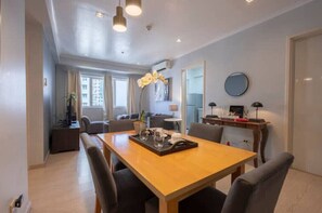 Dining - New! Cozy 2 Bedroom in BGC. Fast Wi-Fi and 58" TV
 (Taguig)