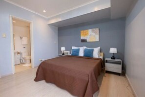 2 bedrooms, iron/ironing board, travel cot, free WiFi - New! Cozy 2 Bedroom in BGC. Fast Wi-Fi and 58" TV
 (Taguig)