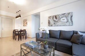 Smart TV - Spacious 2BR in BGC w/Fast Wi-Fi, Netflix & UHD TV (Taguig)