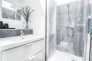 Douche, séchoir à cheveux, serviettes fournies, papier de toilette