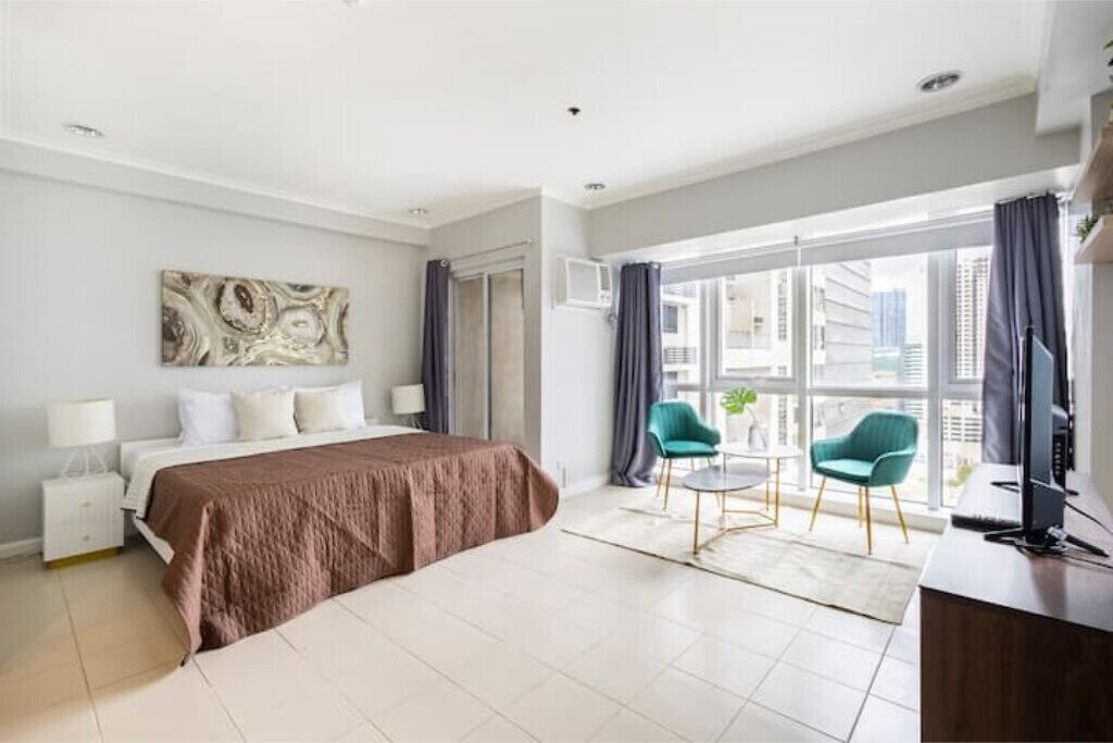 3 habitaciones, tabla de planchar con plancha y cuna de viaje 