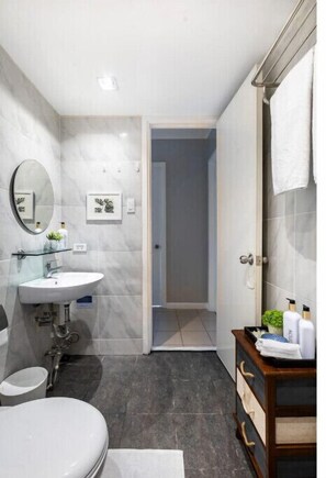 Suihku, hiustenkuivaaja, pyyhkeet, saippua