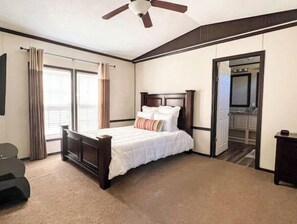 3 bedrooms, Internet - Tranquil Hill Country Cabin near Pedernales Falls (Dripping Springs)