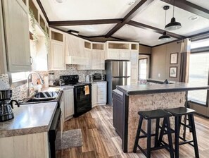 Private kitchen - Tranquil Hill Country Cabin near Pedernales Falls (Dripping Springs)