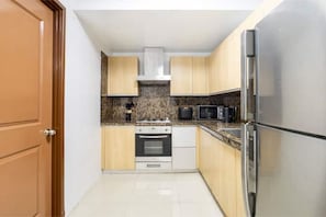 Microwave, oven, stovetop, cookware/dishes/utensils