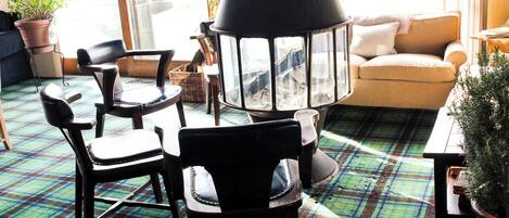 Televisión y chimenea