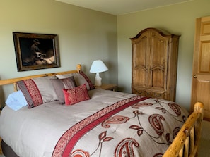 3 bedrooms, desk, iron/ironing board, free WiFi