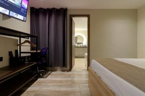 6 bedrooms, in-room safe, WiFi, bed sheets