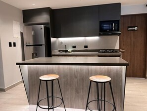 ميكروويف، ماكينة لصنع القهوة/الشاي، مستلزمات طهي/أطباق/أوعية، مائدة طعام